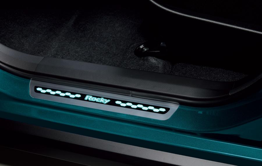 Детали интерьера Daihatsu Rocky Accessozied 2019 года  (фото 3 из 14)